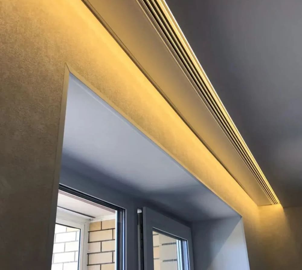 скрытый карниз с подсветкой для натяжного потолка