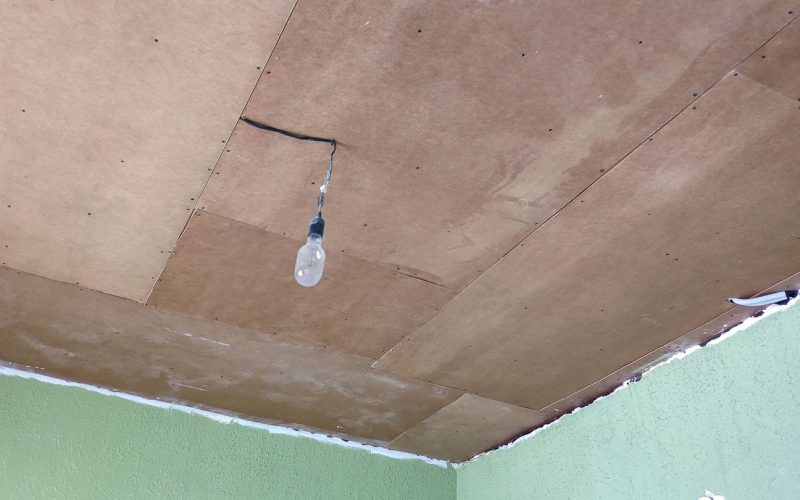 Натяжной потолок в зале 14 м2