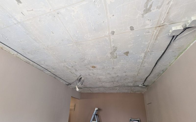 Натяжной потолок в гостиной 15 м2