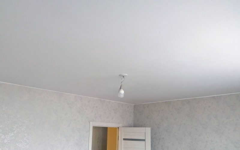 Натяжной потолок в гостиной 16 м2​