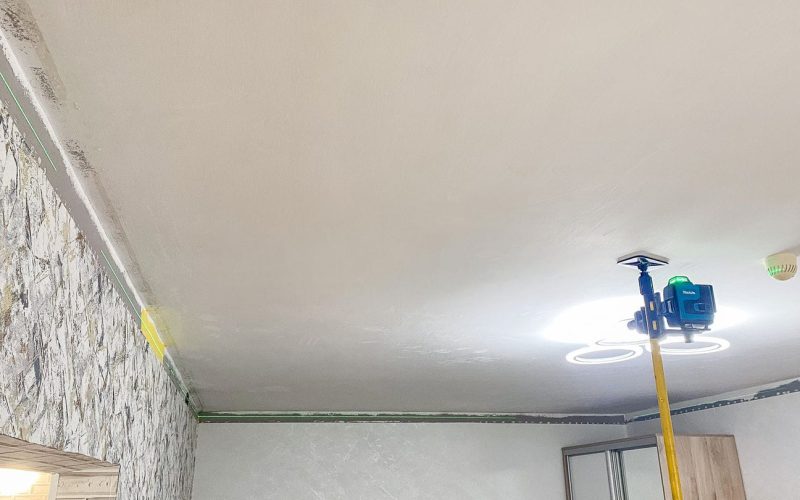 Натяжной потолок в гостиной 17 м2