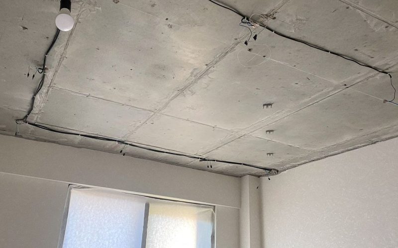Натяжной потолок в спальне 12 м2​