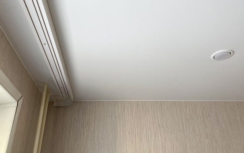 Натяжной потолок в спальне 10 м2​