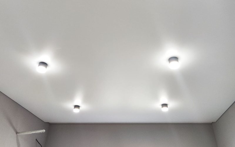 Натяжной потолок в спальне 14 м2